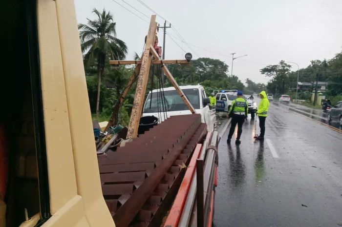 Proses evakuasi Daihatsu Gran Max penyebab kecelakaan maut tabrak Yamaha Aerox 155 dan Honda Vario 125 di Ngramang, Kedungsari, Pengasih, Kabupaten Kulon Progo