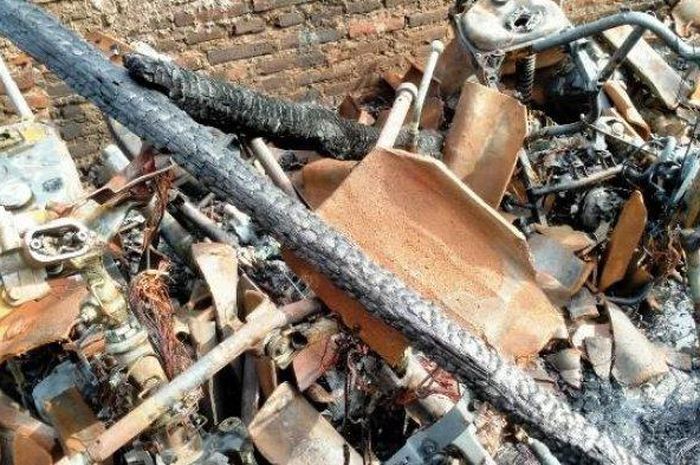 Puluhan motor di tempat penitipan motor ludes terbakar