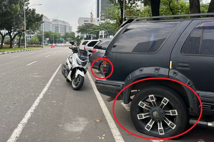 Dalam lingkaran merah, belasan ban mobil digembosi saat parkir di Jalan Medan Merdeka Selatan, Gambir, Jakarta Pusat, (29/12/24)