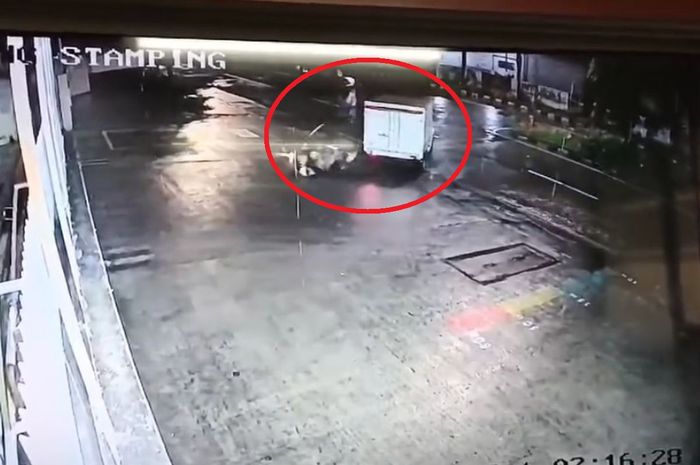 Dalam lingkaran merah, Daihatsu Gran Max jasa ekspedisi tabrak mundur tiga pelaku begal yang menyerang ojek online di Jl Gaya Motor Raya, Sunter, Jakarta Utara