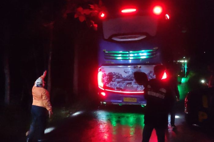 Dua bus pariwisata PO Tiara Emas asal Surabaya tersesat di hutan Tunggangan, Jatiroto, kabupaten Wonogiri, Jawa Tengah