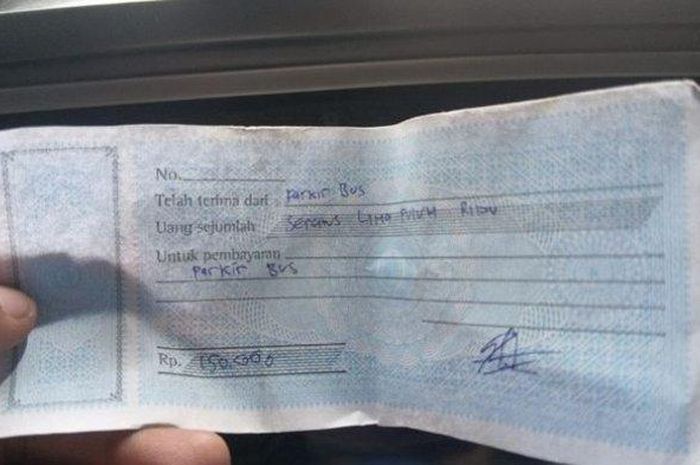 Kwitansi tarif parkir sebesar Rp 150 ribu