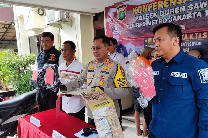 Konferensi pers penangkapan empat pemuda pelaku begal di Duren Sawit, Jakarta Timur yang merampas Yamaha Aerox 155 dan melukai korban dengan sajam