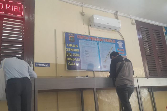 Ilustrasi pembuatan SIM A dan C di Satpas