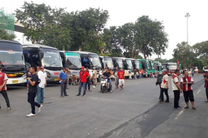 kernet bus AKAP punya tugas penting, tapi masih boleh tidur dalam kondisi begini (ilustrasi)