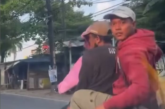 Pemotor bonceng tiga yang memepet dan gebrak kaca mobil di Jl Hankam, , Jatiwarna, Pondok Gede, kota Bekasi, Jawa Barat.