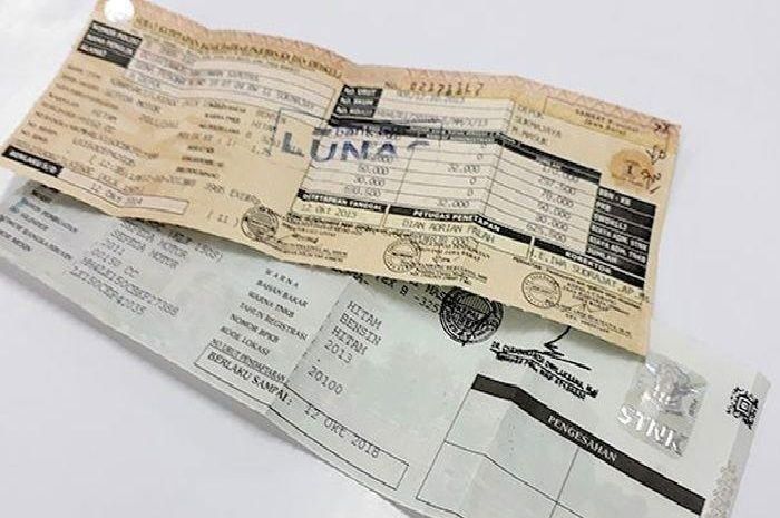 Foto ilustrasi STNK sebagai dokumen dalam pembayaran pajak kendaraan.