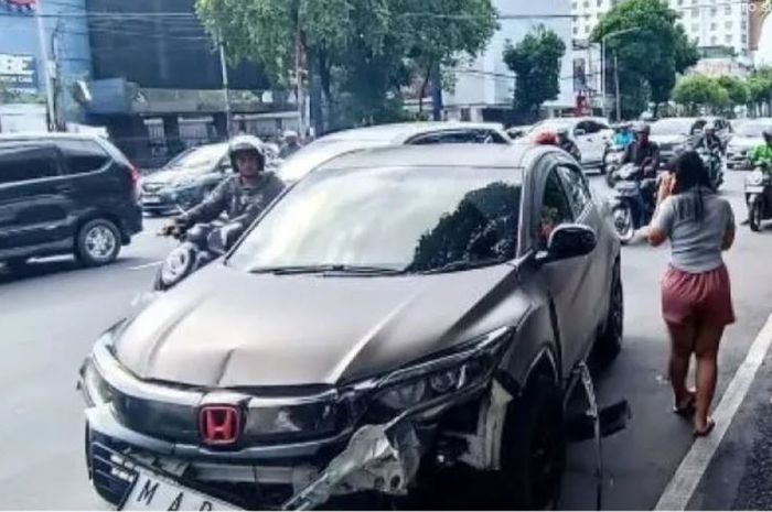 Honda HR-V yang menabrak pengayuh becak hingga tewas di Jl Basuki Rahmat, kota Surabaya