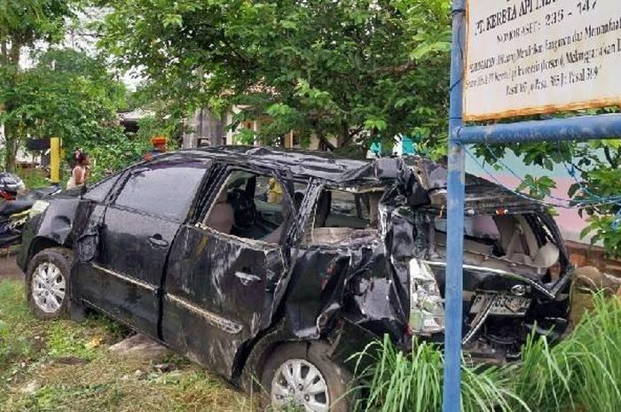 Toyota Kijang Innova menemper kereta api (KA) Probowangi di perlintasan sebidang tanpa palang pintu di Kelurahan Bulusan, Kalipuro, Kabupaten Banyuwangi, Jawa Timur