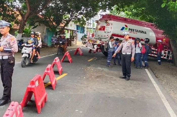 Truk tangki Pertamina terperosok ke semak belukar usai papasan dengan Bus PO AKAS di Sampang, Madura