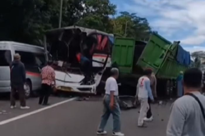 Bus Primajasa terlibat kecelakaan beruntun di Tol Cipularang KM 97. Wajah babak belur