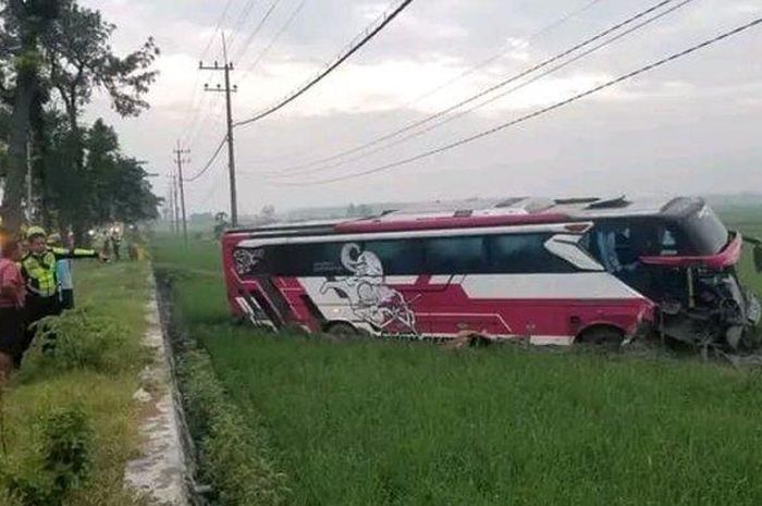 Bus Madjoe Muda tabrak pikap hingga bikin 1 orang tewas