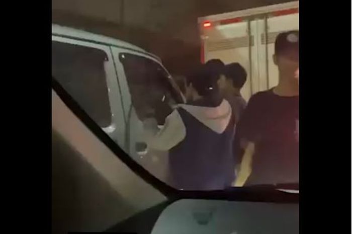 Para pelaku perampokan brutal bersenjata tajam memanfaatkan kemacetan di Km 13+500 tol Tanjung Priok, Sungai Bambu, Jakarta Utara