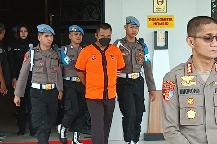 Brigadir Anton Kurniawan Stiyanto, anggota Sat Sabhara Polres Palangkaraya berbaju oranye menjadi pelaku pencurian mobil dengan kekerasan