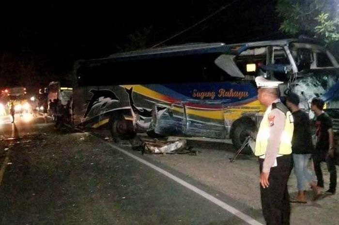 PO Sugeng Rahayu terlibat adu banteng dengan PO Sumber Selamat di jalan raya Solo-Ngawi