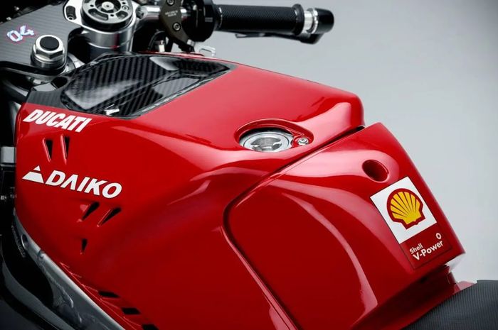 Tangki MotoGP berbeda dengan motor pada umumnya, letaknya dibuat lebih ke tengah