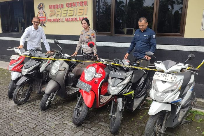 Kasatlantas Polresta Magelang, Kompol Nyi Ayu Fitria Facha (tengah) bersama anggotanya menunjukan enam skutik Honda yang dipakai konvoi pelajar di wilayah Kecamatan Salam, Kabupaten Magelang