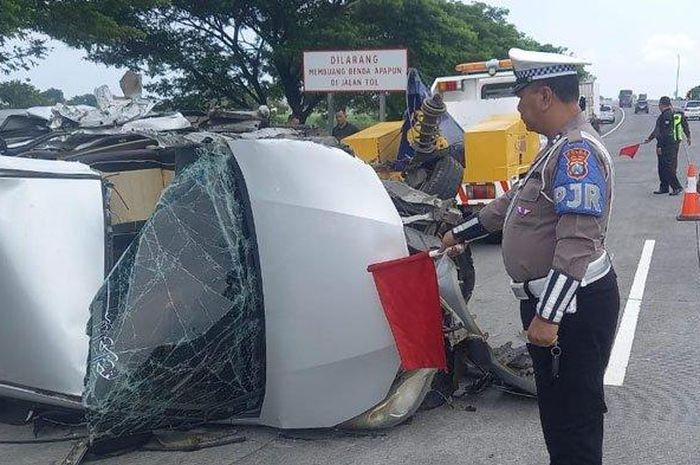 Toyota Avanza hancur parah di KM 798/A tol Gempol-Pasuruan, Jawa Timur setelah berguling-guling