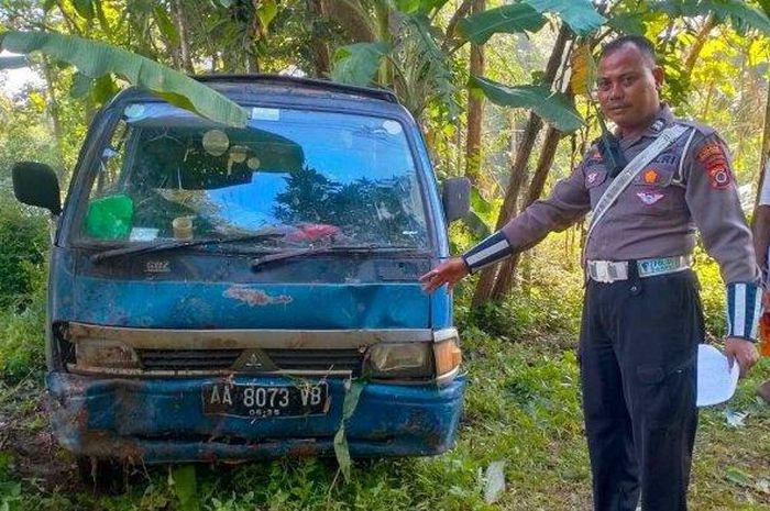 Pikap Mitsubishi jebol rumah warga selepas tengah malam. Harusnya sopir belok malah lurus