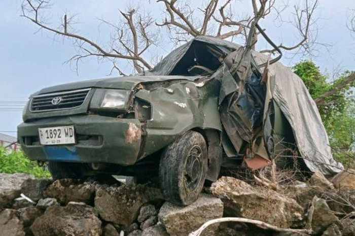 Toyota Kijang Kapsul yang dikemudikan anggota TNI AL saat kecelakaan di Jalan raya Sejati, Camplong, Sampang, Madura sekitar pukul 03:30 WIB, (6/1/25)