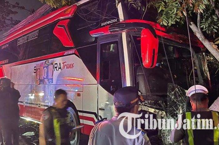 Polisi mendata korban meninggal dan luka-luka dari kecelakaan bus Pariwisata Shakindra Trans 