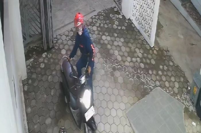 Aksi pencurian Honda Scoopy di klinik kesehatan desa Kluwut, Bulukamba, Brebes, Jawa Tengah