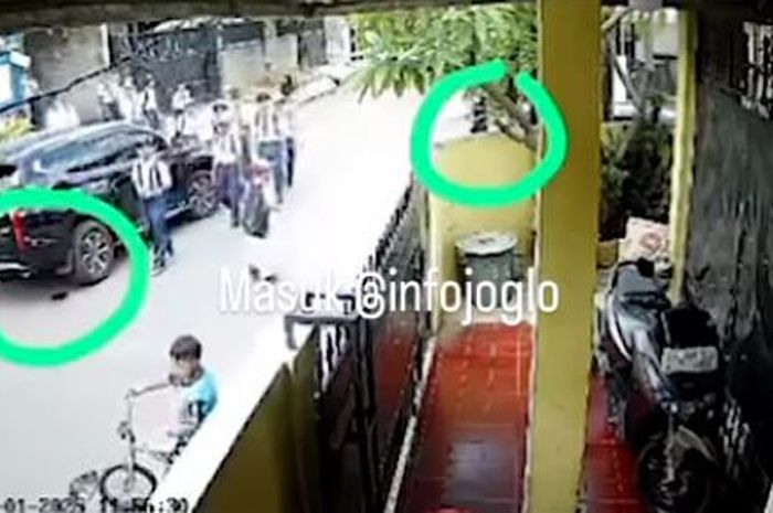 Mitsubishi Pajero Sport lindas bocah SD saat jongkok mengikat tali sepatu di Jalan Masjid Al-Ikhlas II, Meruya Selatan, Kembangan, Jakarta Barat, (6/1/25).