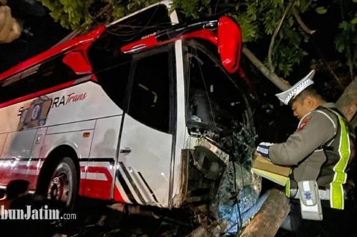Bus Pariwisata Shakindra Trans yang mengalami kecelakaan maut di kota Batu, Jawa Timur hingga menewaskan empat orang pengguna jalan