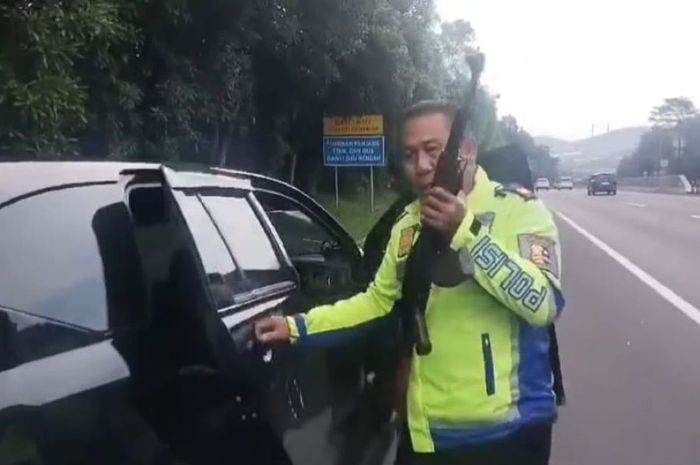 Polisi bersenjata laras panjang menggeledah Daihatsu Sigra yang ditinggalkan pelaku ganjal ATM di bahu jalan KM 84/B Tol Cipularang, Purwakarta Jawa Barat