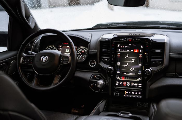 Menaruh barang di bawah setir mobil tidak baik. Meskipun tidak terlihat sama sekali.