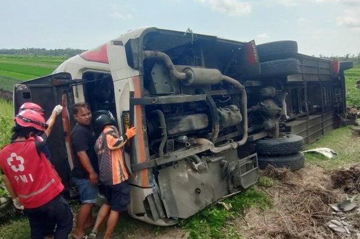 Bus PO Murni Jaya loncat dan rebak di atas parit sawah di Jalan Nagung&mdash;Brosot, Kulon Progo, Yogyakarta