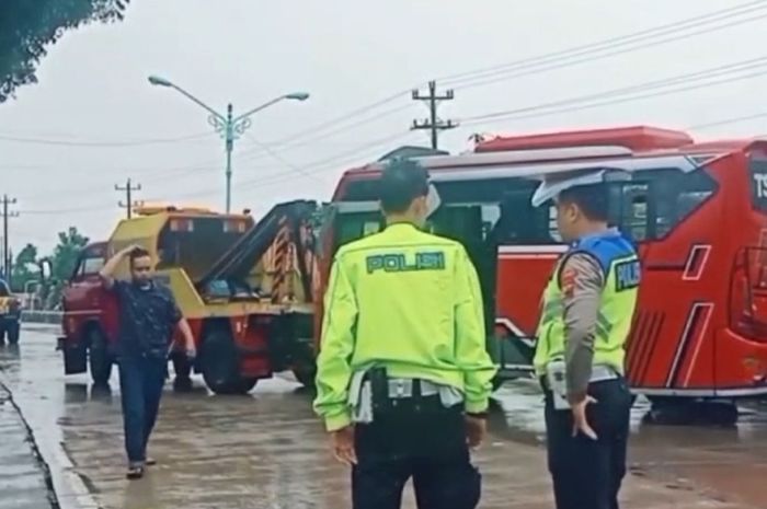 Microbus Isuzu Elf tabrak warung di jalur Pantura Cimohong, Brebes hingga sopir tewas