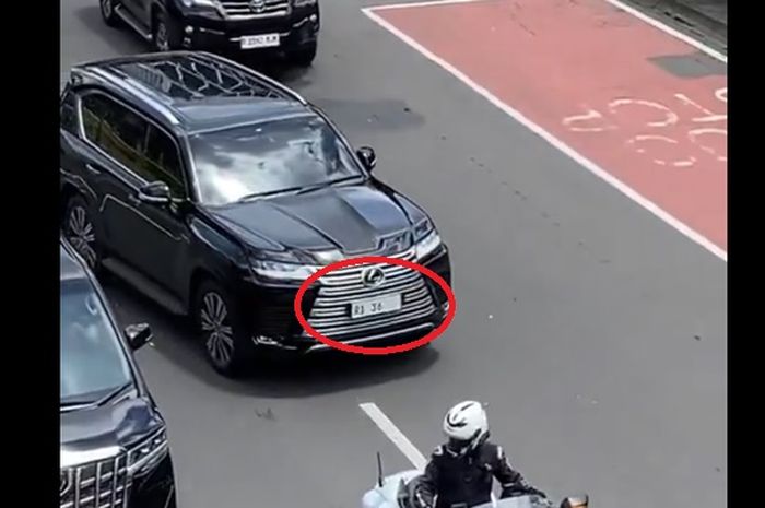 Lexus dengan pelat nomor RI 36 sedang jadi bahan obrolan netizen terkait siapa penggunanya