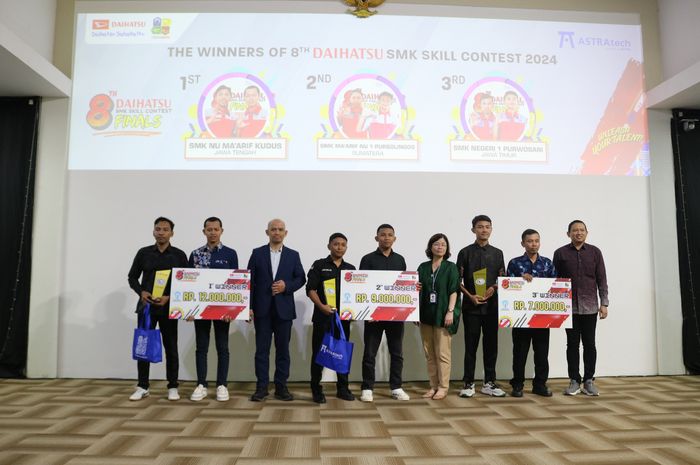 Tiga pemenang dalam ajang SMK Skill Contest yang digelar oleh PT Astra Daihatsu Motor