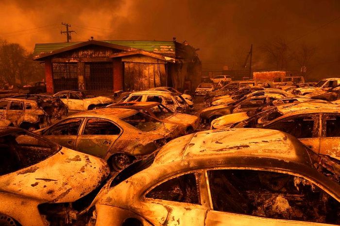 Mobil terparkir terbakar di kebakaran Los Angeles