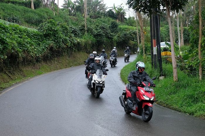 Ini tips aman berkendara di musim hujan