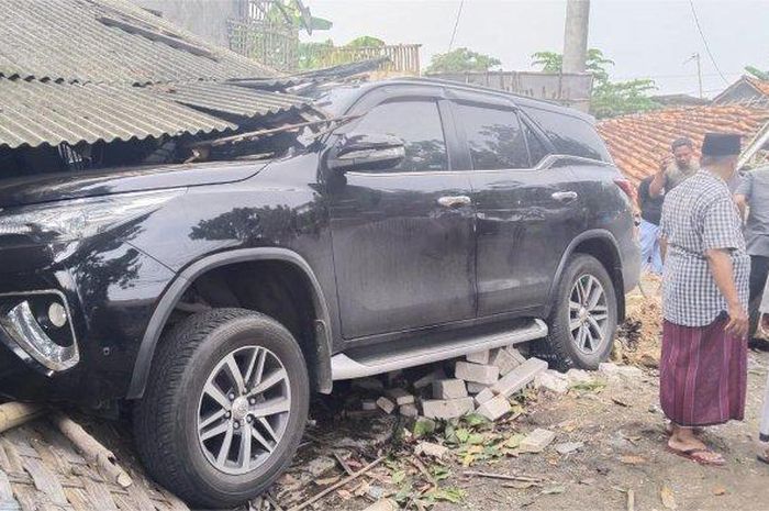 Toyota Fortuner bersarang di bawah atap warung. Efek mata merek melek bikin ban keluar jalur