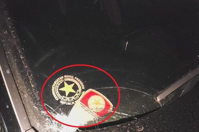 Stiker Setwapres yang terpasang di kaca depan Toyota Land Cruiser nopol B 1668 UR yang menabrak Yamaha Mio hingga menewaskan dua orang di kota Sukabumi, Jawa Barat