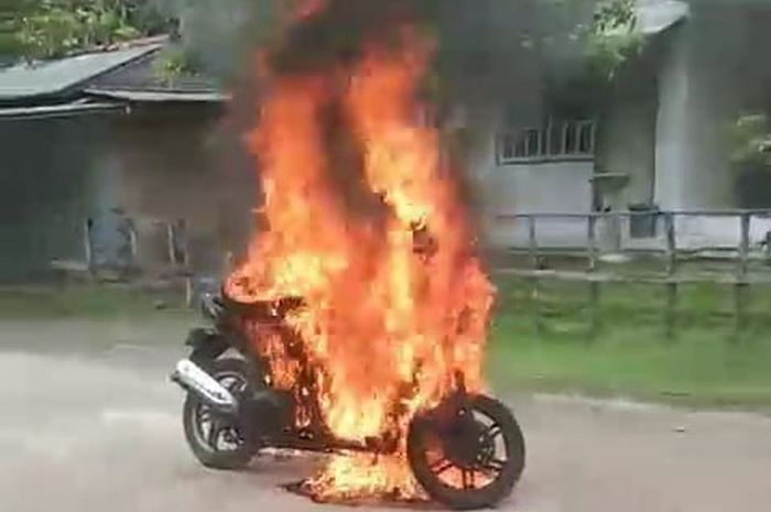 Suzuki Spin milik guru Biologi dan Fisika yang mengajar di SMA Putra Bangsa desa Pajanangger, Arjasa, Pulau Kangean, Sumenep Jawa Timur dibakar pemuda sambil tentang pedang ukuran 73 Cm