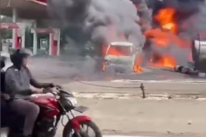 SPBU Tanggeung, Canjur Selatan, Cianjur terbakar saat petugas menguras tangki penampung Solar, membuat bangunan dan satu pikap hangus terbakar