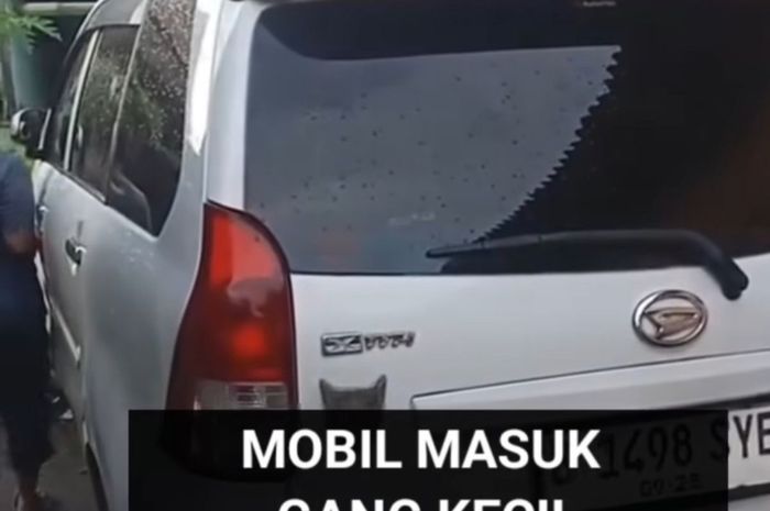 Daihatsu Xenia yang viral karena terparkir di gang sempit Jl Air Bersih, Medan Kota, kota Medan, Sumatera Utara tanpa ada pemilik