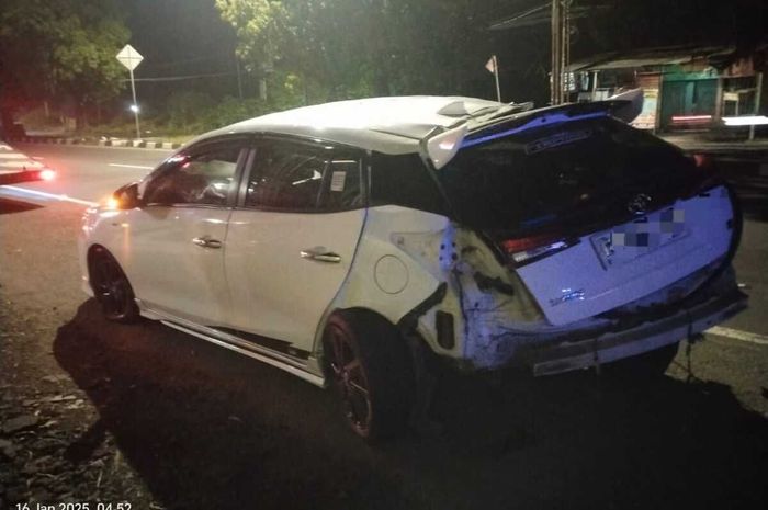 Toyota Yaris yang menabrak trotoar dan pohon di jalan Jogja-Solo, Purwomartani, Kalasan, Sleman, Yogyakarta