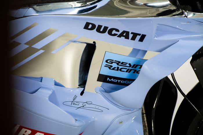 Tanda tangan misterius ada di fairing motor tim Gresini Racing