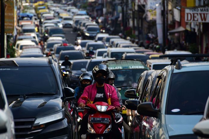 Kemacetan yang terjadi di kota Bandung, Jawa Barat hingga menduduki peringkat ke-12 kota termacet di dunia versi TomTom Traffic