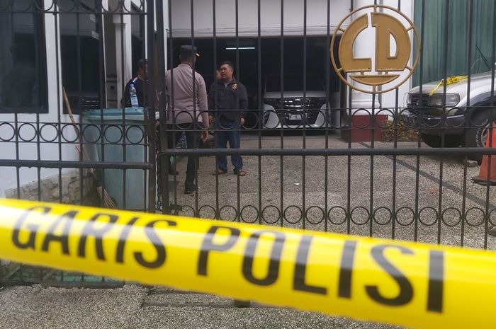 Garis Polisi terpasang di lokasi pembunuhan satpam oleh anak bos rental mobil PT Laduta Car Rental di Lawang Gintung, Bogor Selatan, kota Bogor, Jawa Barat