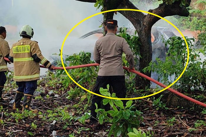 Petugas pemadam kebakaan dan Polisi berusaha memadamkan api yang membakar Daihatsu Xenia diduga mengangkut BBM di Nusa Dua, Kuta Selatan, Badung, Bali