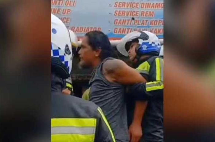Seorang pria dibekuk anggota Satlantas Polres Bogor karena todongkan pistol ke warga usai menabrak Yamaha NMAX dan Honda PCX menggunakan Toyota Hilux di kawasan Puncak Bogor