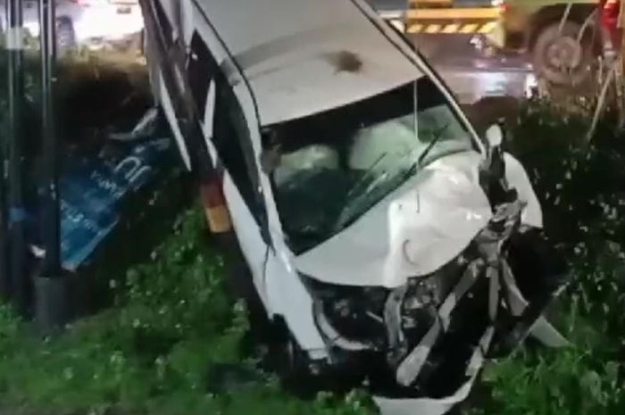 Daihatsu Sigra yang terpental ke parit usai tertemper KA Blambangan Ekspres akibat roda depan selip di atas perlintasan kereta api Latek, Bangil, kabupaten Pasuruan, Jawa Timur