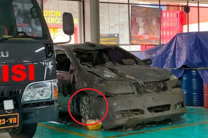 Dalam lingkaran merah, roda depan kanan Toyota Vios milik Brigjen TNI (Purn) Hendrawan Ostevan hanya menyisakan pelek, tanpa ada karet ban