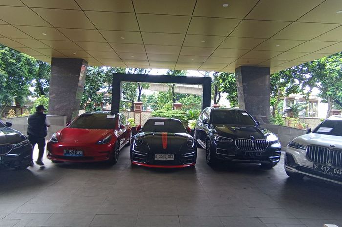BMW X5, X7, Seri 5 Sedan, Porsche Carerra S dan Tesla Model 3 di lobi gedung Bareskrim Polri hasil sitaan investasi bodong robot trading Net89